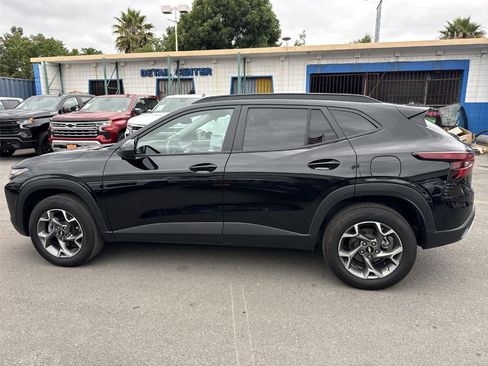 Used 2025 Chevrolet Trax LT FWD image 6