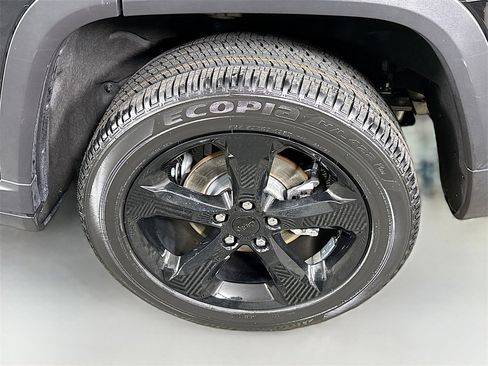 Used 2023 Jeep Grand Cherokee Altitude image 34