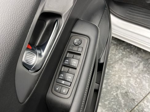 Used 2025 Chrysler Pacifica Select image 7