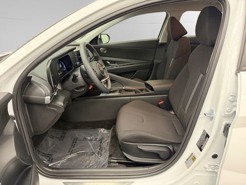 Used 2025 Hyundai Elantra SE FWD image 9