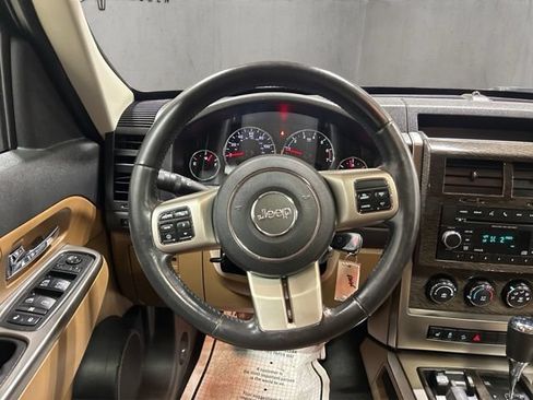 Used 2012 Jeep Liberty Limited AWD/4WD image 13