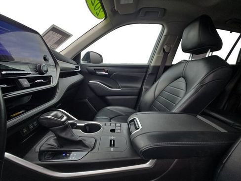 Used 2023 Toyota Highlander XLE FWD image 11