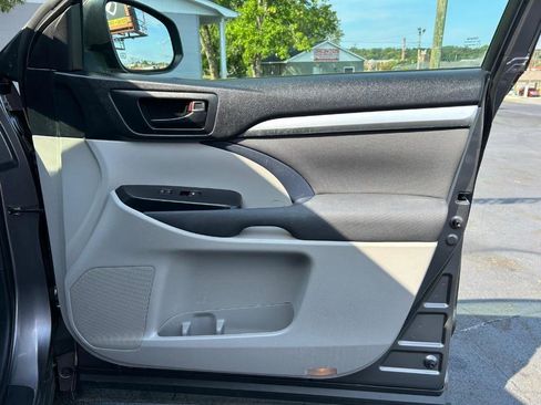 Used 2014 Toyota Highlander LE image 27