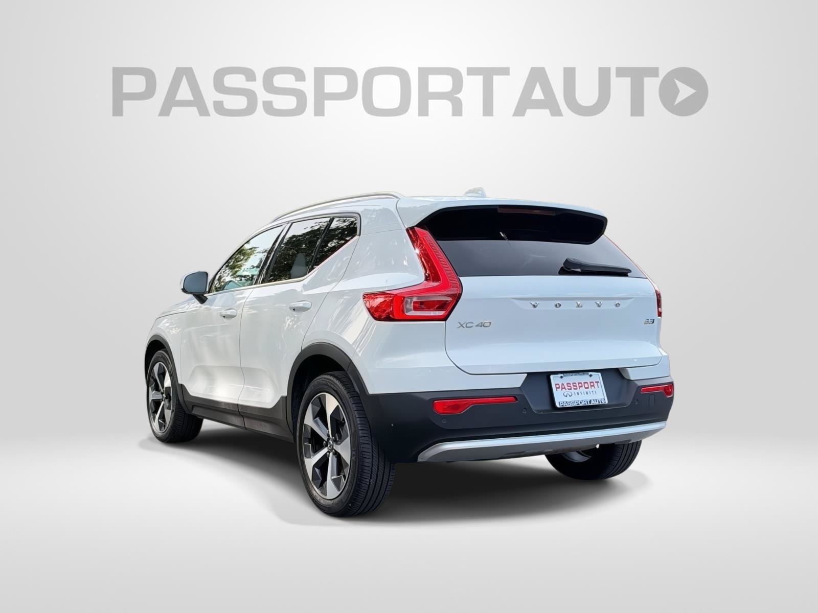 Used 2023 Volvo XC40 B5 Plus w/ Driver Assist Package AWD/4WD image 4