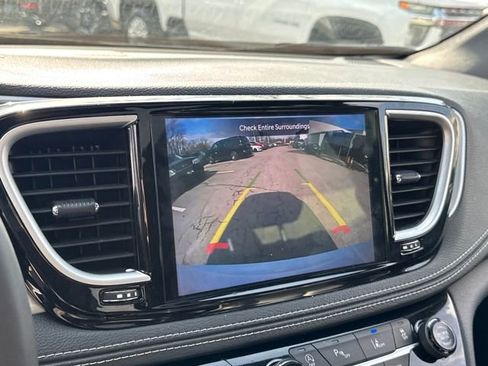 Used 2025 Chrysler Pacifica Limited image 22