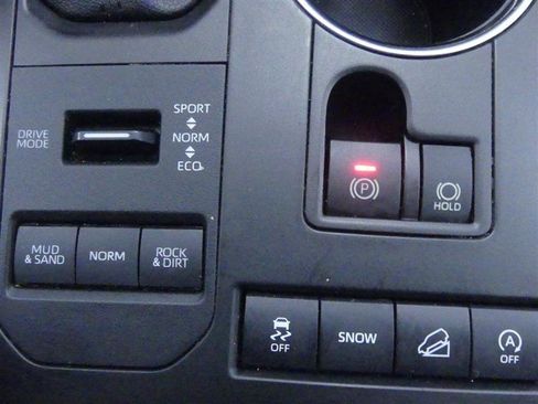 Used 2021 Toyota Highlander XLE AWD/4WD image 16