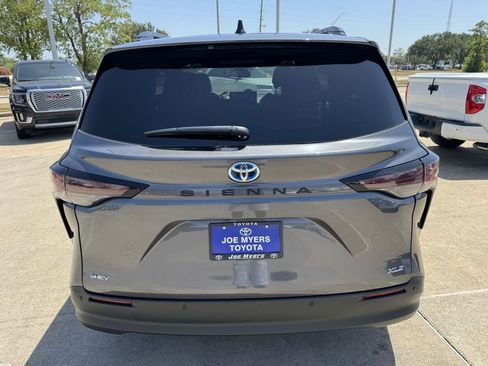 Used 2025 Toyota Sienna XLE FWD image 6
