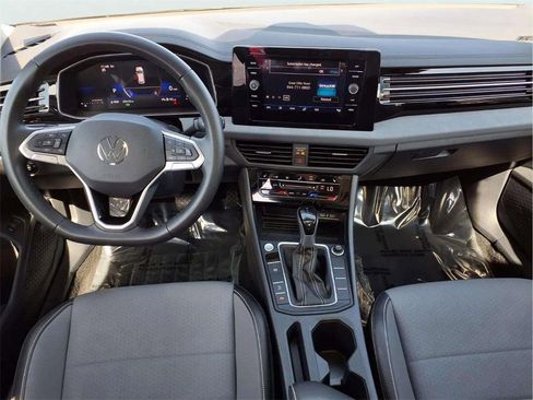 Used 2025 Volkswagen Jetta SE image 11