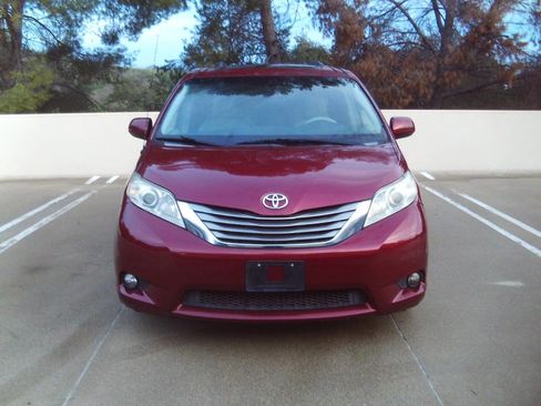 Used 2012 Toyota Sienna XLE image 1