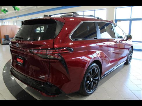 Used 2021 Toyota Sienna XSE w/ XSE Plus Package FWD image 5
