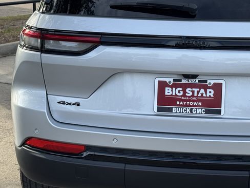 Used 2025 Jeep Grand Cherokee Altitude image 11