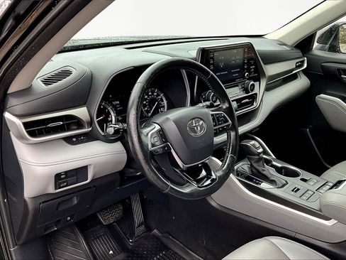 Used 2021 Toyota Highlander XLE image 17