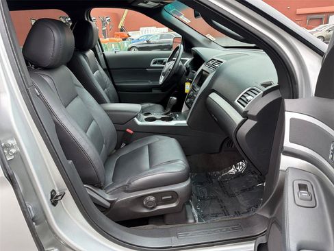 Used 2015 Ford Explorer XLT w/ Equipment Group 202B FWD image 15