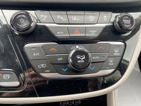 Used 2023 Chrysler Pacifica Limited w/ Trailer Tow Group image 27