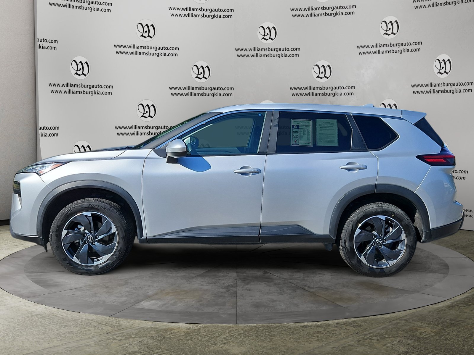 Used 2024 Nissan Rogue SV AWD/4WD image 2