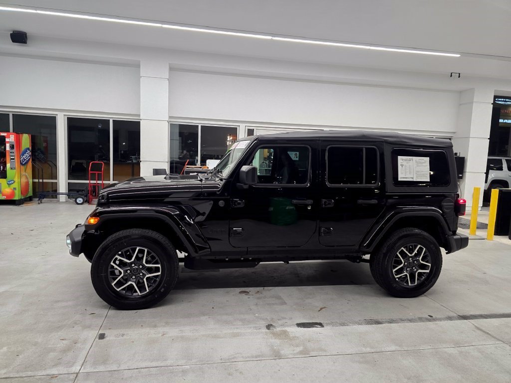 Used 2026 Jeep Wrangler Unlimited Sahara AWD/4WD image 3