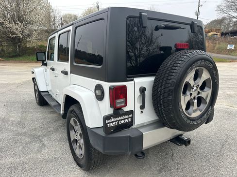 Used 2018 Jeep Wrangler Unlimited Sahara w/ Connectivity Group AWD/4WD image 3