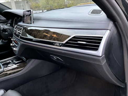 Used 2017 BMW 750i image 16