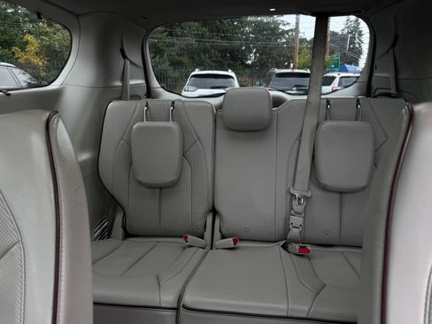 Used 2020 Chrysler Pacifica Limited FWD image 18