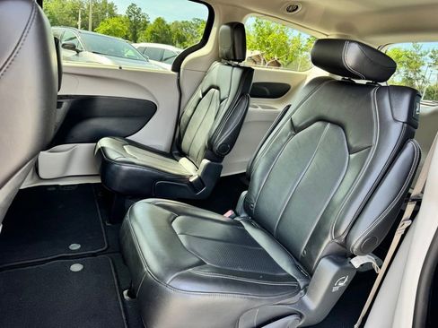 Used 2024 Chrysler Pacifica Touring-L FWD image 16