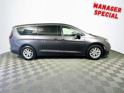 Used 2023 Chrysler Pacifica Touring-L FWD image 9
