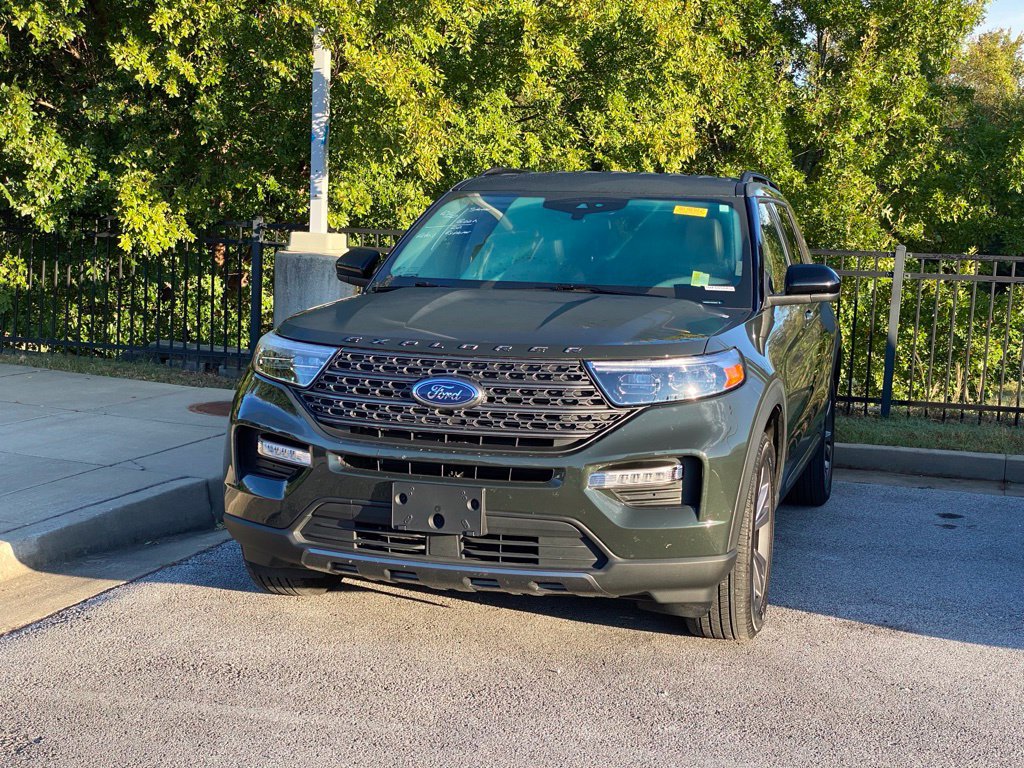 Used 2022 Ford Explorer XLT w/ Equipment Group 202A AWD/4WD image 3