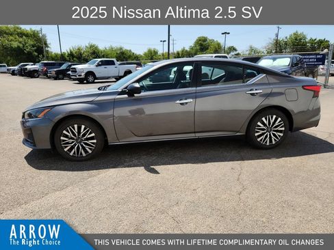 Used 2025 Nissan Altima 2.5 SV FWD image 7
