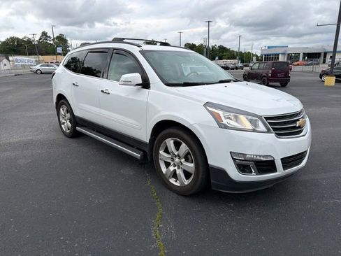 Used 2017 Chevrolet Traverse LT w/ Style and Technology Package FWD image 4