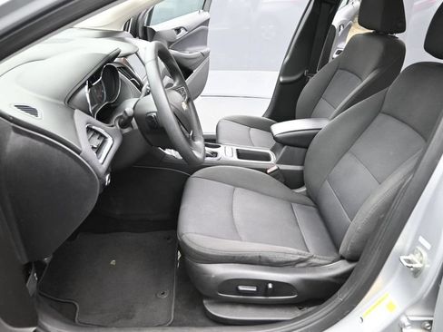 Used 2018 Chevrolet Cruze LT w/ Convenience Package FWD image 10