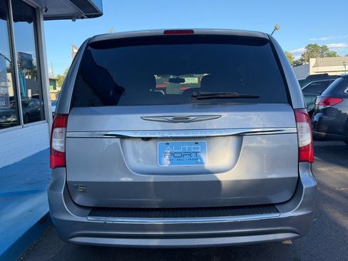 Used 2014 Chrysler Town & Country Touring FWD image 3