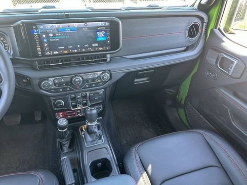 Used 2026 Jeep Wrangler Unlimited Rubicon AWD/4WD image 18