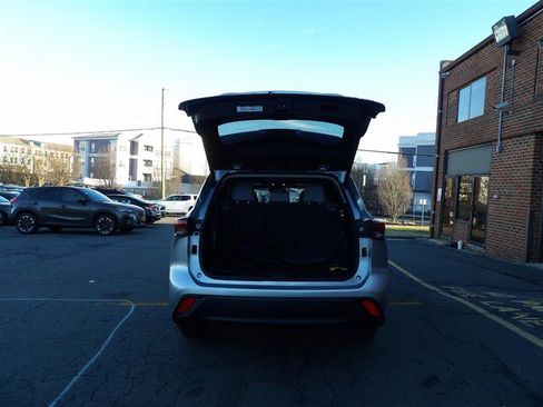 Used 2022 Toyota Highlander XLE image 9