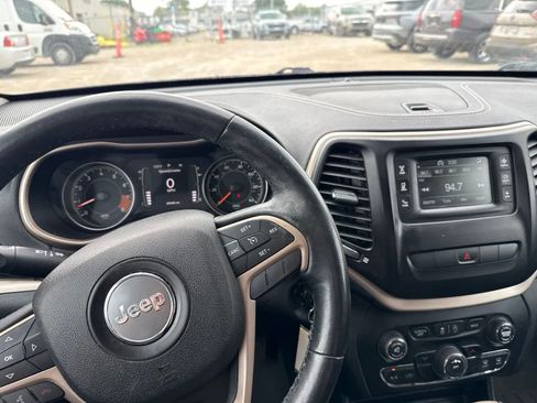 Used 2015 Jeep Cherokee Latitude w/ Cold Weather Group AWD/4WD image 19