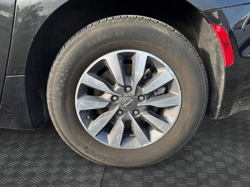 Used 2024 Chrysler Pacifica Limited FWD image 17