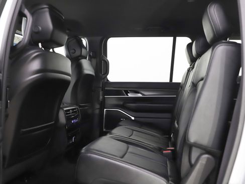 Used 2024 Jeep Wagoneer Series II w/ Flexible Seating Group image 20