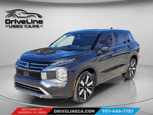 Used 2025 Mitsubishi Outlander SE image 1