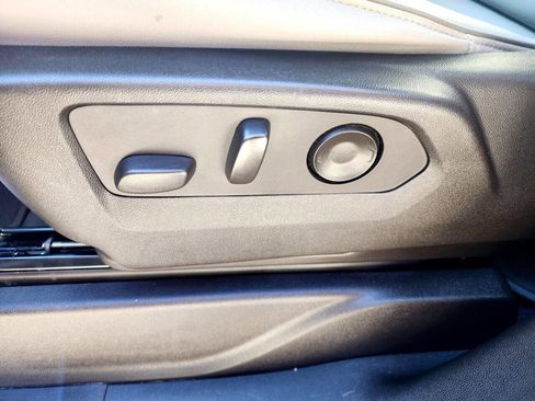 Used 2023 GMC Yukon XL SLT image 12