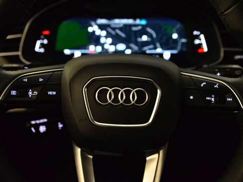 Used 2023 Audi Q7 Premium w/ Convenience Package image 34