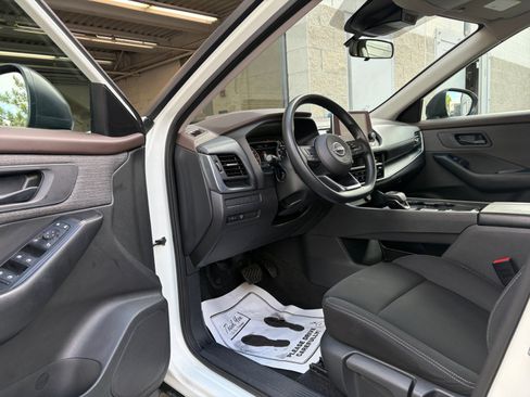 Used 2023 Nissan Rogue S FWD image 10