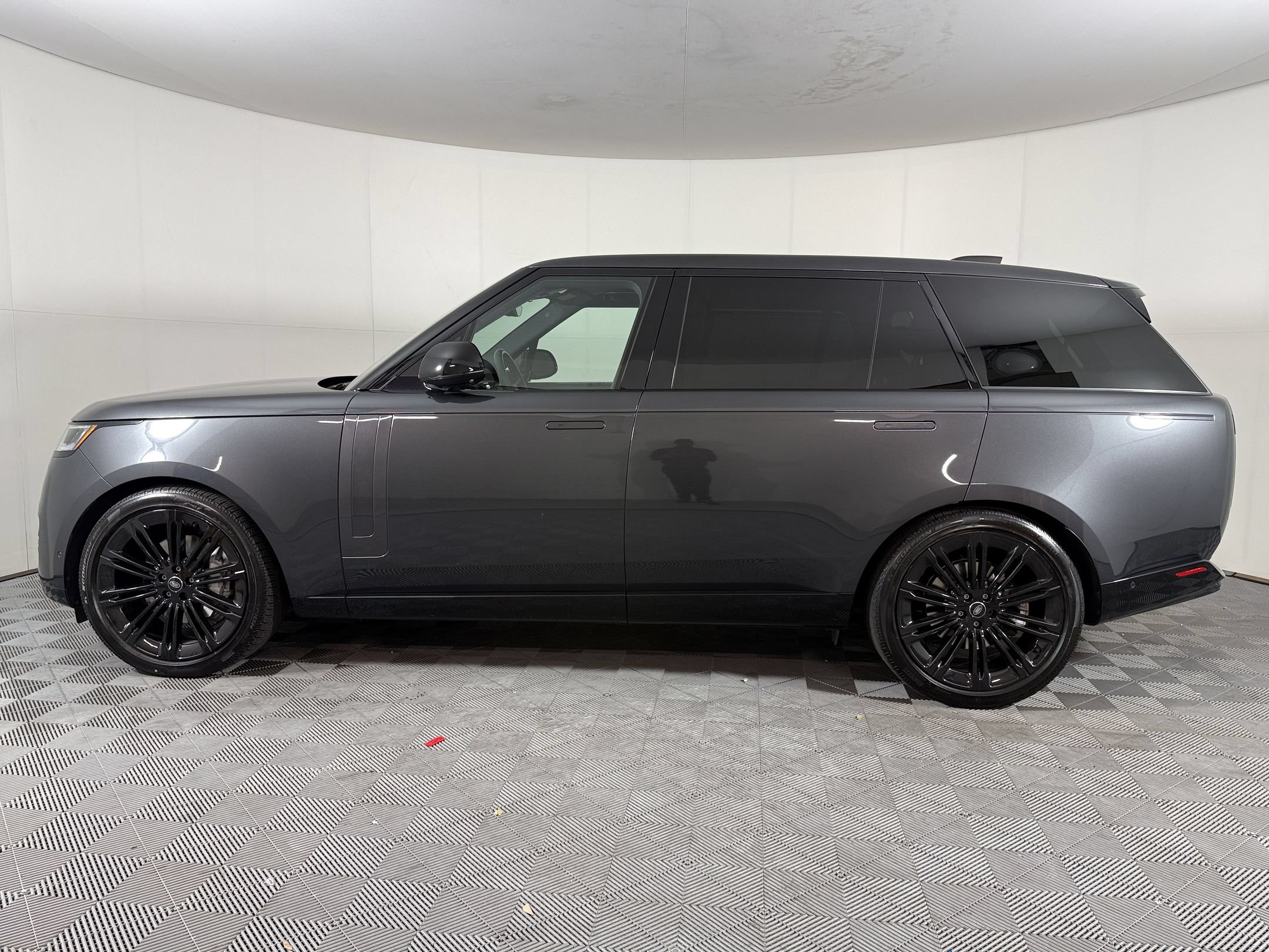 Used 2025 Land Rover Range Rover Long Wheelbase SE AWD/4WD image 2