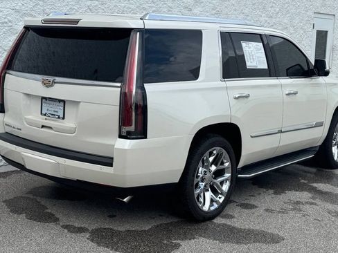 Used 2015 Cadillac Escalade Luxury AWD/4WD image 3