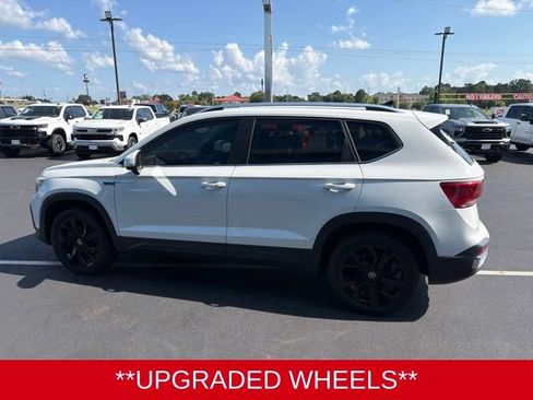Used 2023 Volkswagen Taos SE w/ Panoramic Sunroof Package FWD image 19