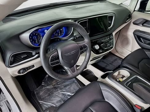 Used 2024 Chrysler Pacifica Touring-L image 2