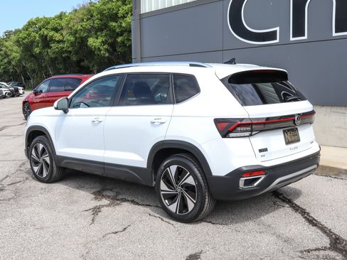 Used 2025 Volkswagen Taos SE AWD/4WD image 6