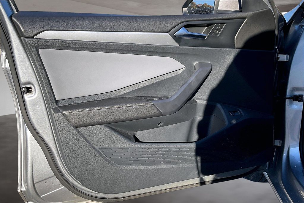 Used 2025 Volkswagen Jetta SE FWD image 19