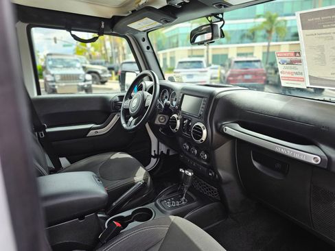 Used 2017 Jeep Wrangler Unlimited Rubicon w/ Connectivity Group AWD/4WD image 26