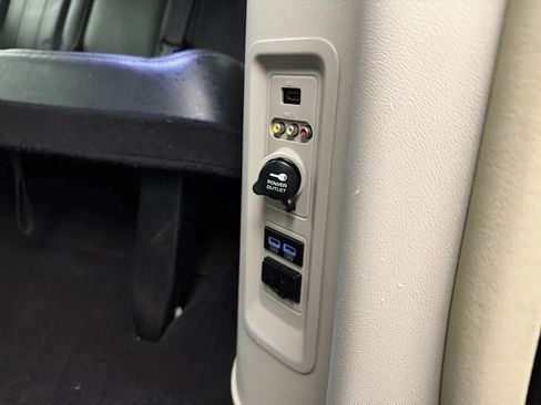 Used 2013 Chrysler Town & Country Touring-L w/ Driver Convenience Group FWD image 24