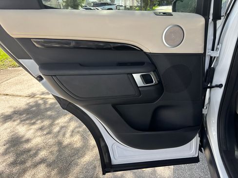 Used 2020 Land Rover Discovery SE image 36