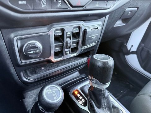 Used 2020 Jeep Gladiator Overland w/ Cold Weather Group image 21
