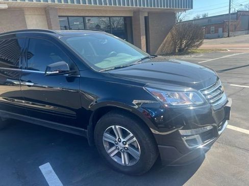 Used 2017 Chevrolet Traverse LT image 3
